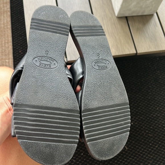 Women's Steve Madden Sandals Size 8. Color: Black Criss Cross Puffy Straps - Picture 4 of 4